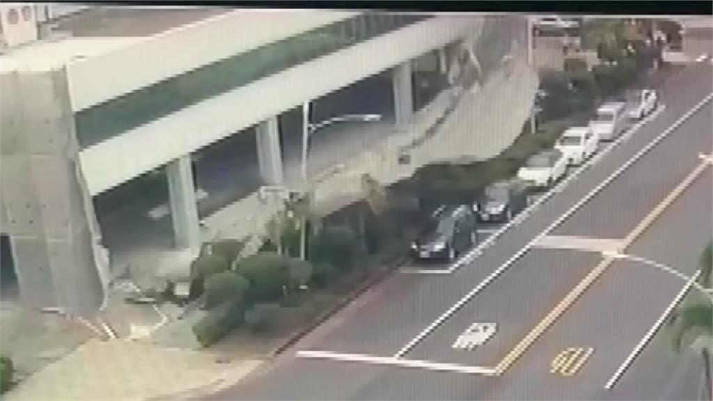 高雄楠梓科技產業園區鷹架倒塌 路旁車輛慘被波及