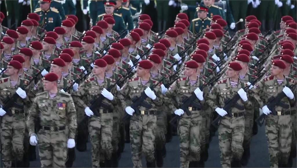 俄羅斯士兵為一年一度的「勝利日」大閱兵進行彩排。圖／美聯社、路透社、CNN