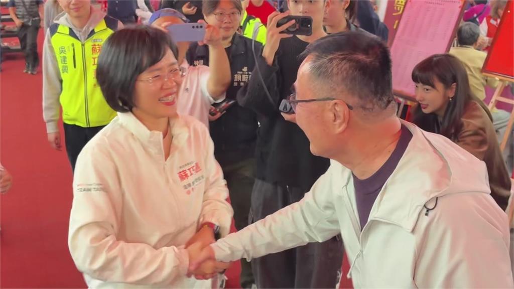 同場拚人氣！李四川參選後首度與蘇巧慧同框 雙方握手加油鼓勵