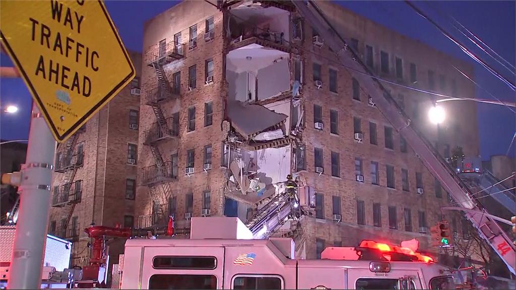紐約一棟公寓外牆崩塌。圖／美聯社