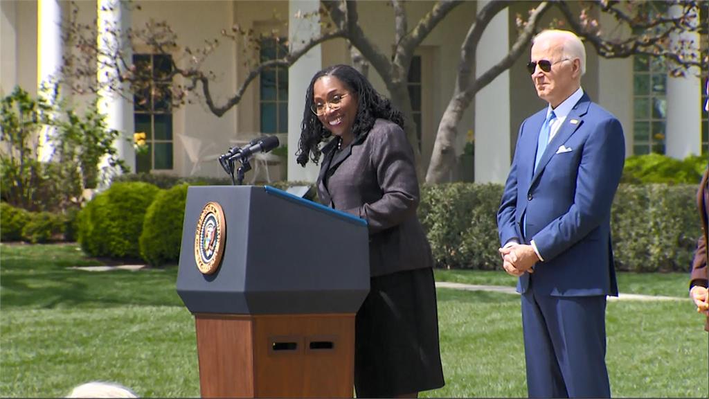 傑克森成為美國首位非裔女大法官。圖／翻攝自AP Direct