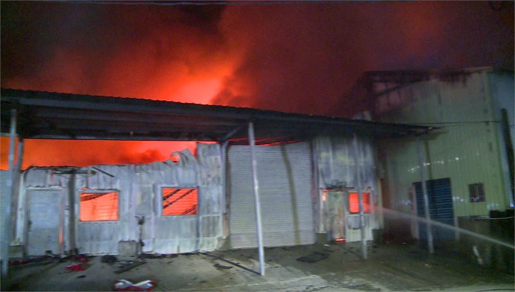 社子島一處工廠深夜起火。圖／台視新聞