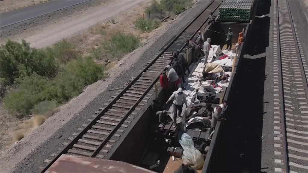 拉美移民搭上「死亡列車」，要到美國尋找未來。圖／路透社、CNN