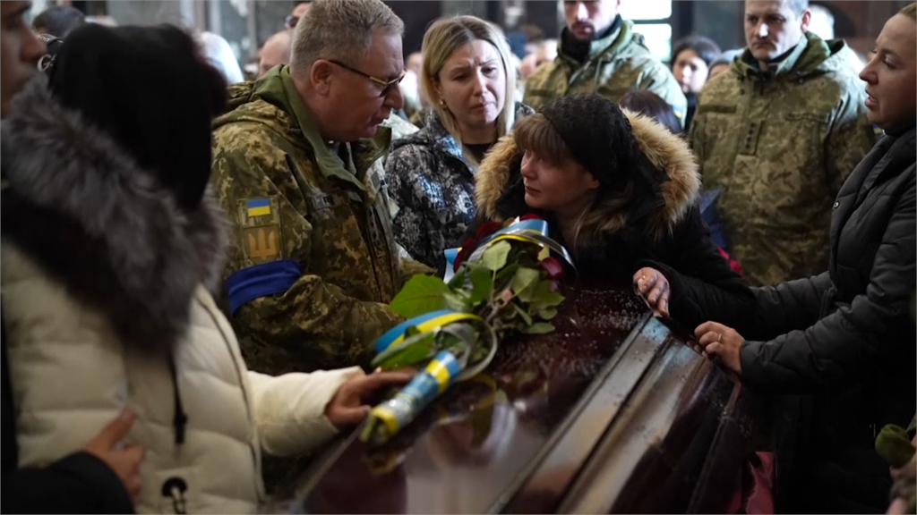 利維夫替罹難士兵舉行葬禮，家屬哭倒貼在棺木上場面哀戚。圖／翻攝自AP Direct