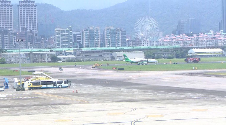 松山機場於14:30恢復起降。圖／台視新聞