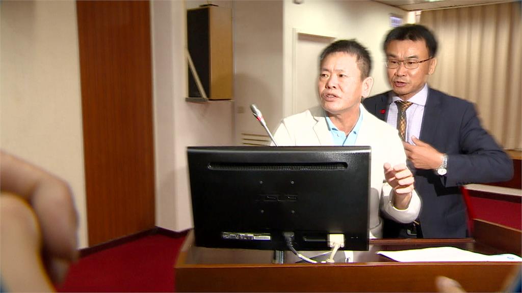 國民黨立委林為洲（右）將農委會主委陳吉仲（左）推離報告台阻止發言。圖：台視新聞