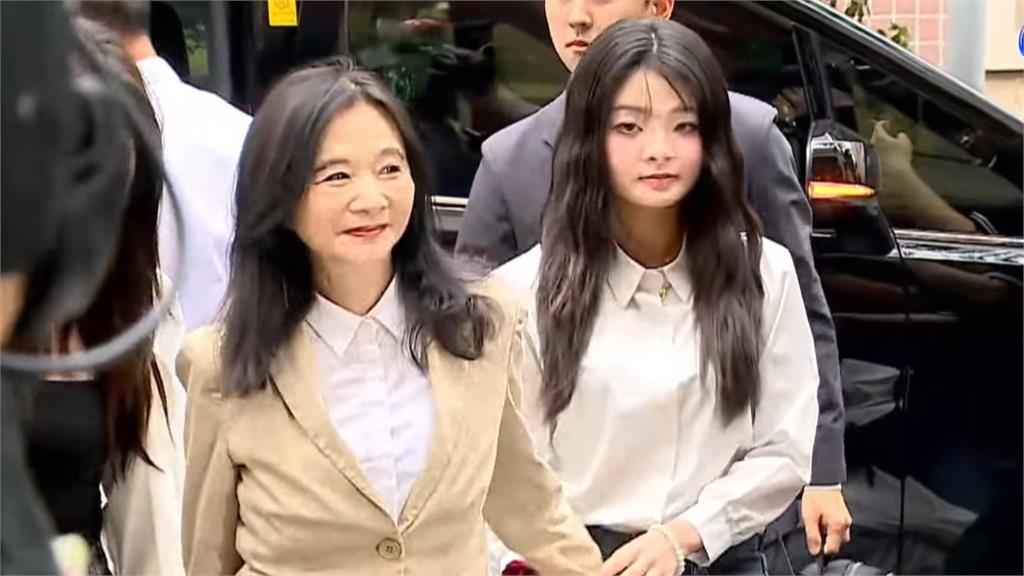 京華城案今宣判！ 應曉薇同女兒現身 支持者北院外喊「加油」