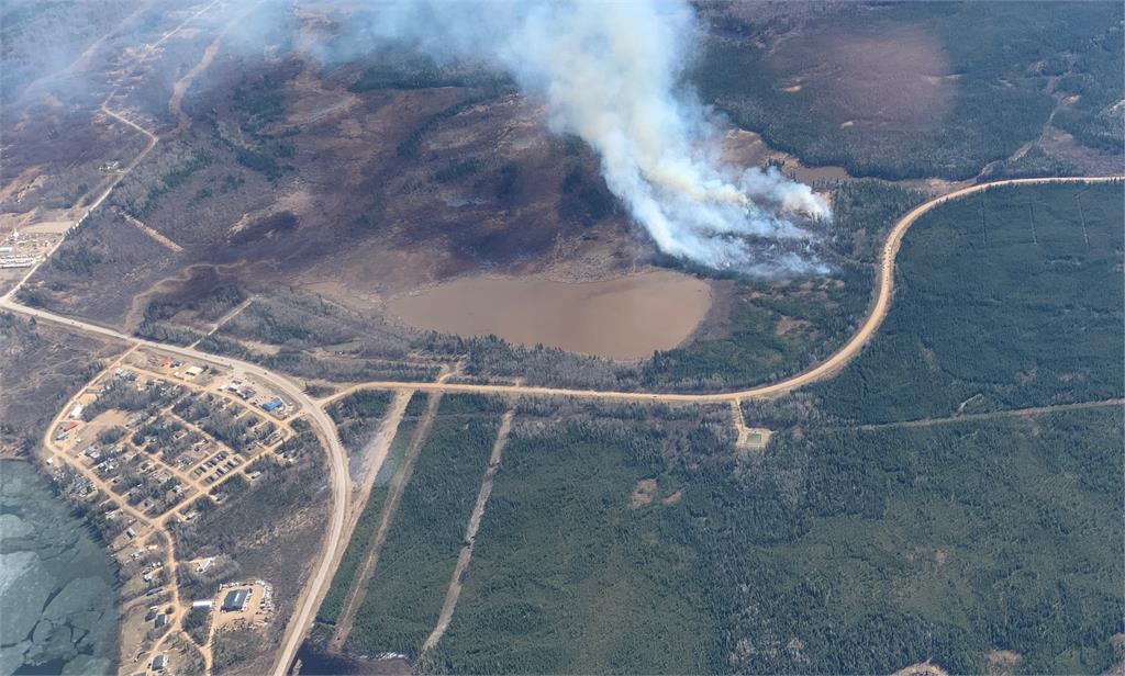 加拿大亞伯達省遭野火肆虐。圖／翻攝自Twitter@AlbertaWildfire