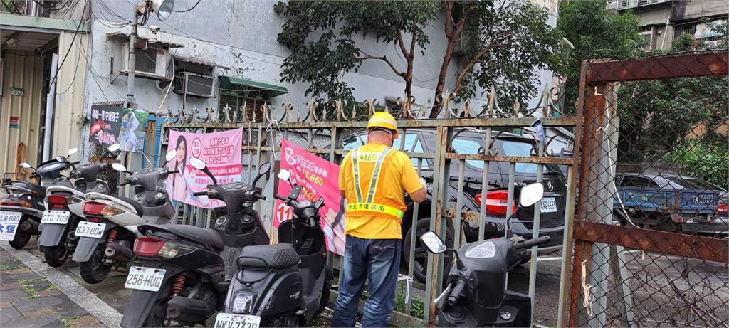 環保局清潔隊拆除競選廣告物。圖／台北市政府提供