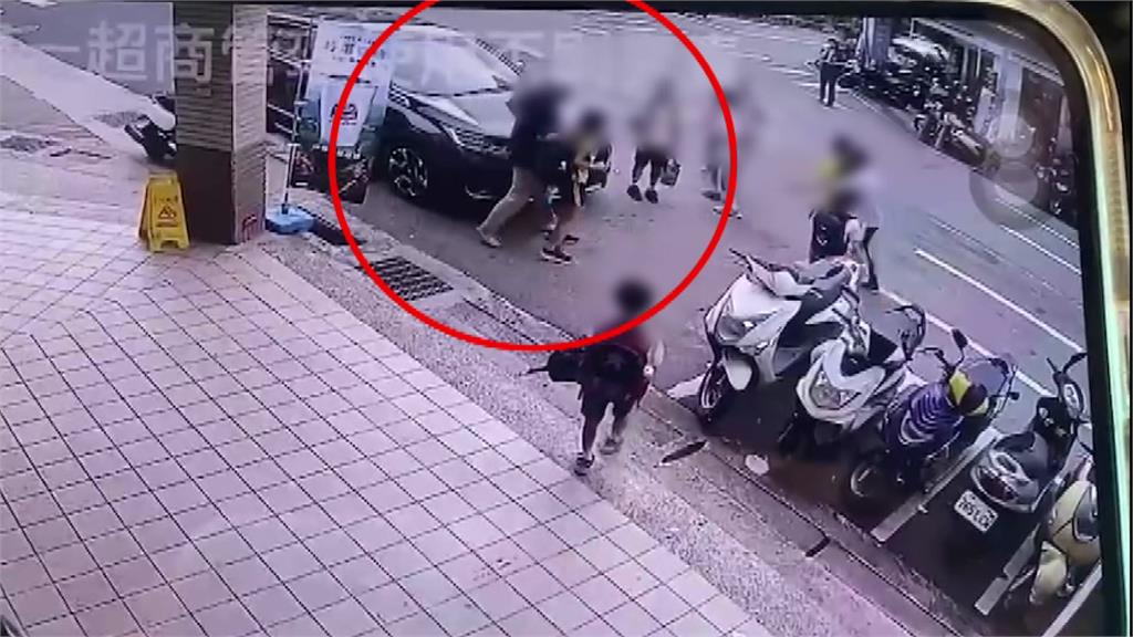 戴著安全帽的邱姓男子持刀攻擊路過民眾。圖／台視新聞