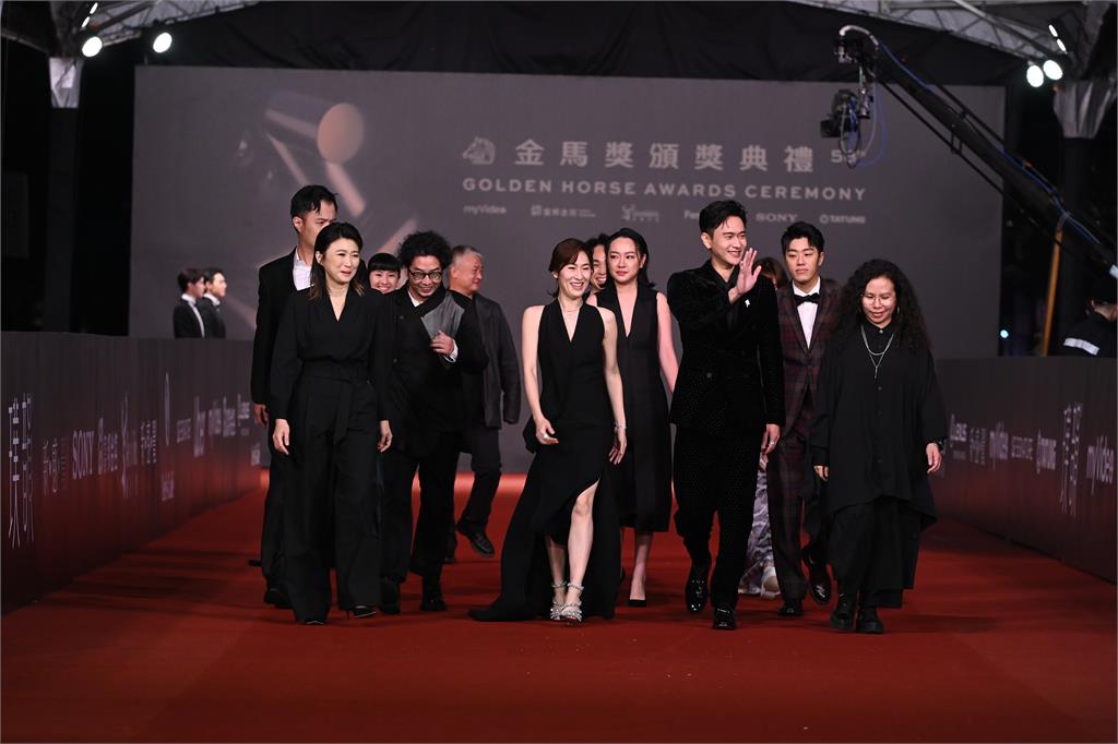劉冠廷穿「黑色點點」西裝，與導演許富翔等人步上紅毯。圖／台視新聞