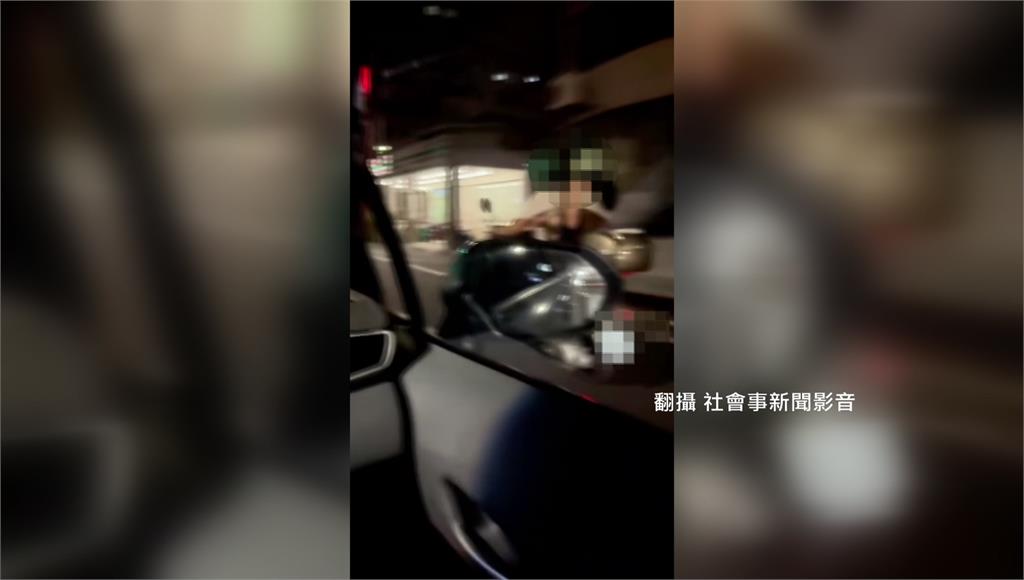 疑不滿遭按喇叭 騎士撿石頭朝車輛狠砸