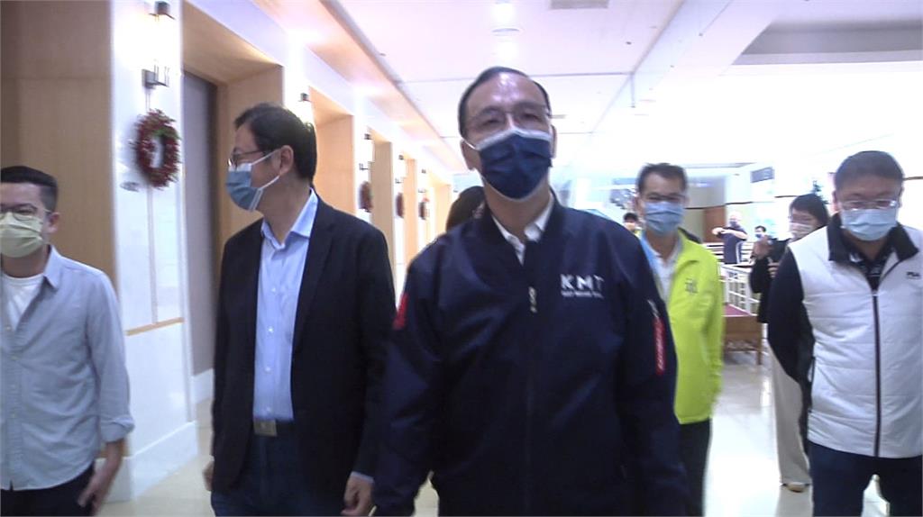 朱立倫今日現身投票時，身穿寫有「KMT」字樣的外套。圖／台視新聞