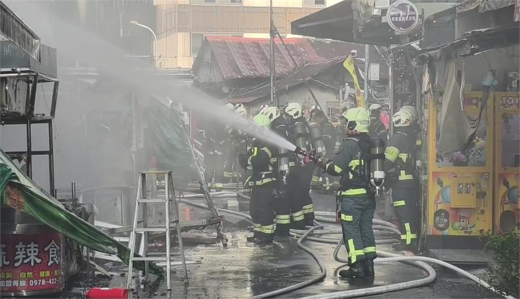 臨江街夜市失火！麻辣燙.綠豆沙攤位燒毀 烈焰波及旁邊超商