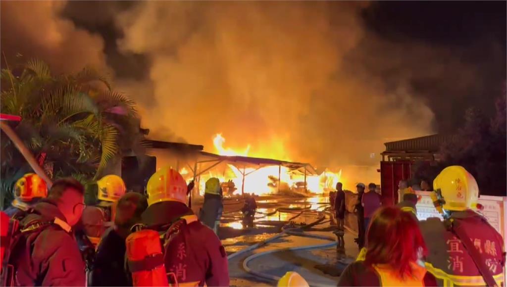 羅東木材工廠大火竄濃煙 大批消防持續灌救