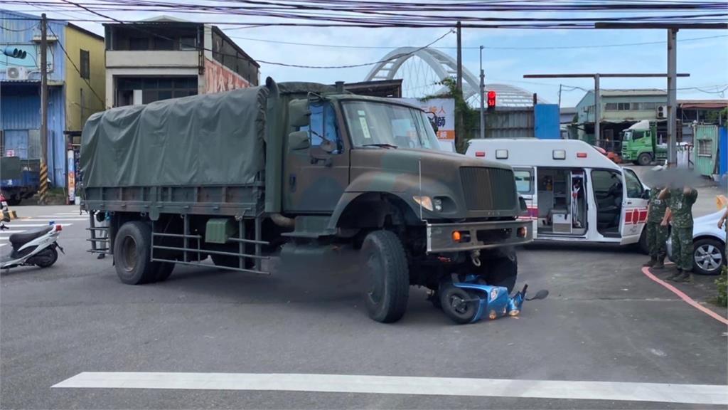 新北三峽軍用卡車撞機車！ 母女搶救後仍不治身亡