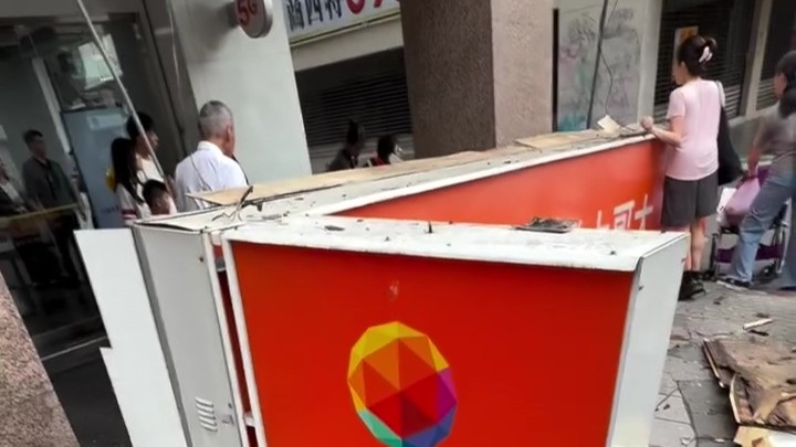 北市大安區電信招牌突掉落！　2名路人疑遭砸傷送醫