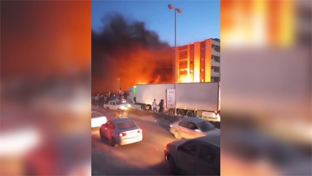 利比亞民眾放火燒議會。圖／翻攝自AP Direct