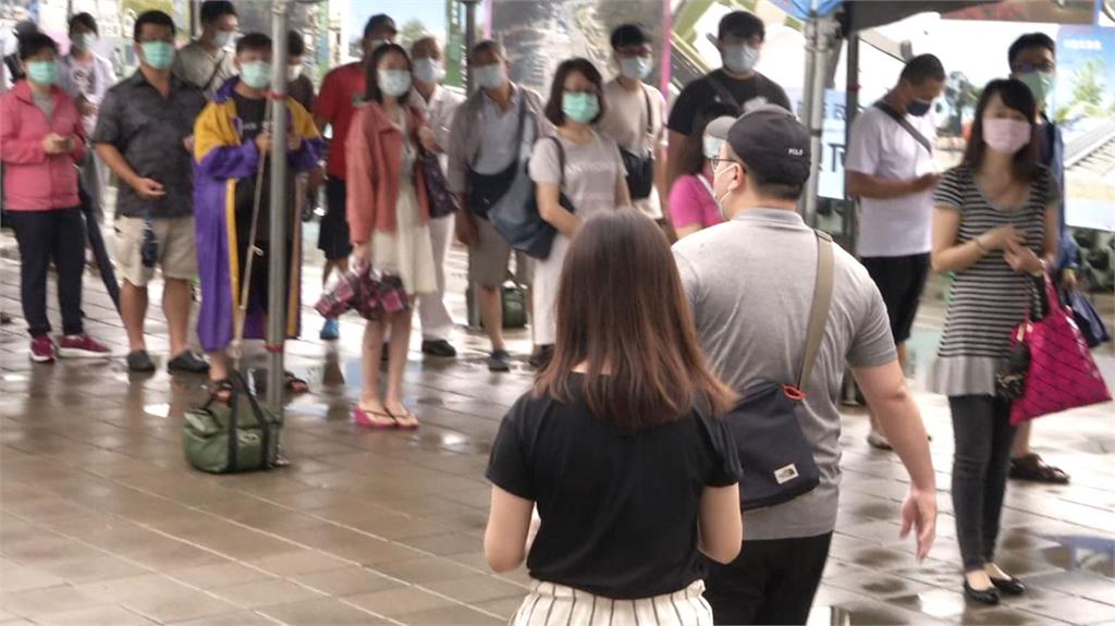 冒大雨排隊！港埠工作人員「因不在名冊」遭拒打