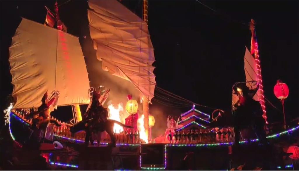 燒王船儀式於今（1）天凌晨盛大舉行，吸引不少信眾前往參加。圖：台視新聞