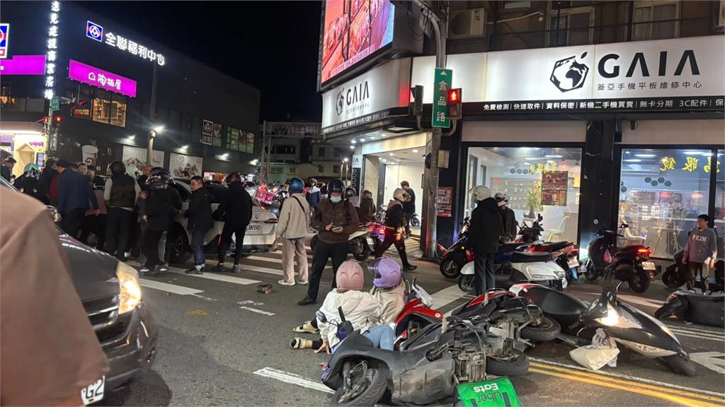 新竹轎車失控連撞4機車！女騎士慘捲輪下 眾人抬車搶救畫面曝