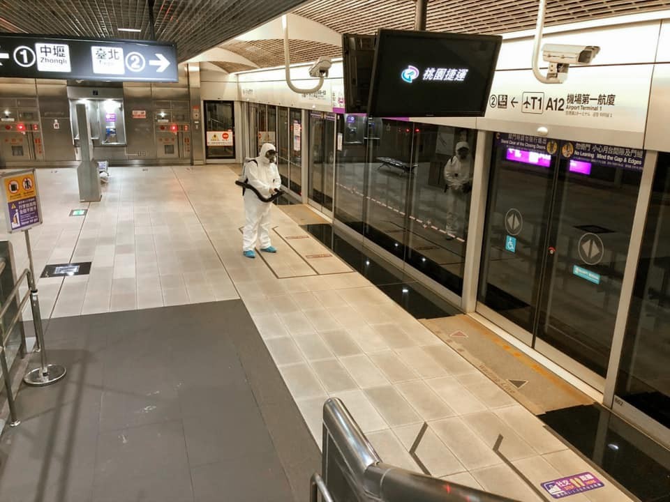 桃園機場捷運今早系統一度異常，導致3列車延誤約4分鐘。圖／翻攝自Facebook@TaoyuanMetro