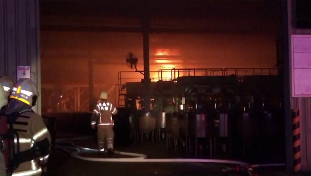 台南一間焊接螺帽工廠22日凌晨突傳火警。圖：台視新聞