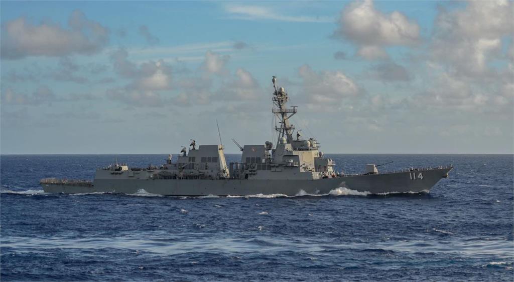 美軍驅逐艦強生號今年二月通過台灣海峽。圖／翻攝自Facebook@USS Ralph Johnson - DDG 114