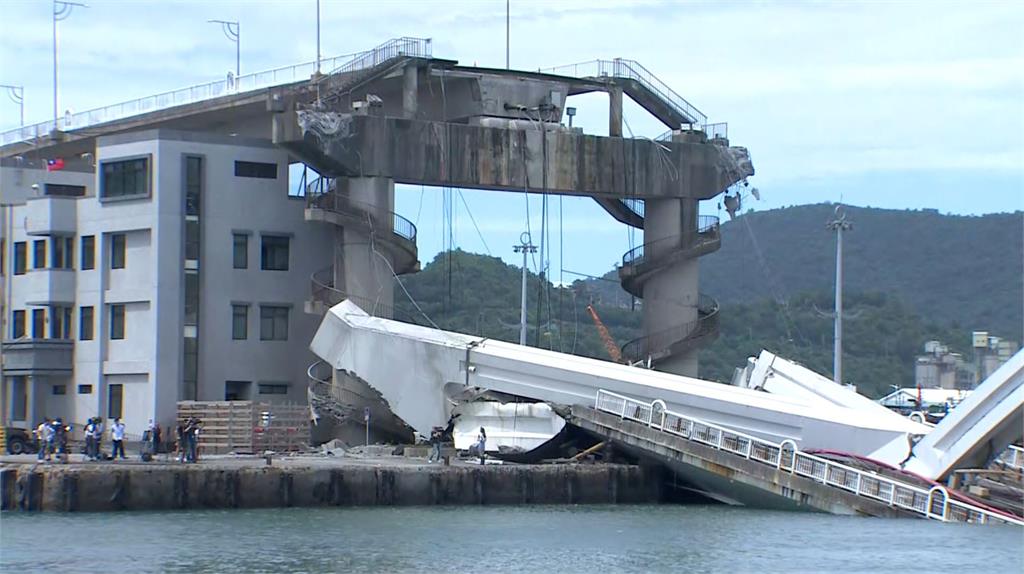 南方澳跨港大橋斷裂後，被爆出21年曾未檢測。圖：台視新聞