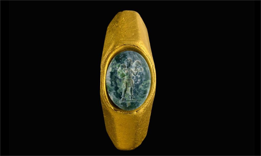 考古團隊在沉船中發現一枚刻有耶穌善牧像的金戒指。圖／翻攝自Facebook@AntiquitiesIL