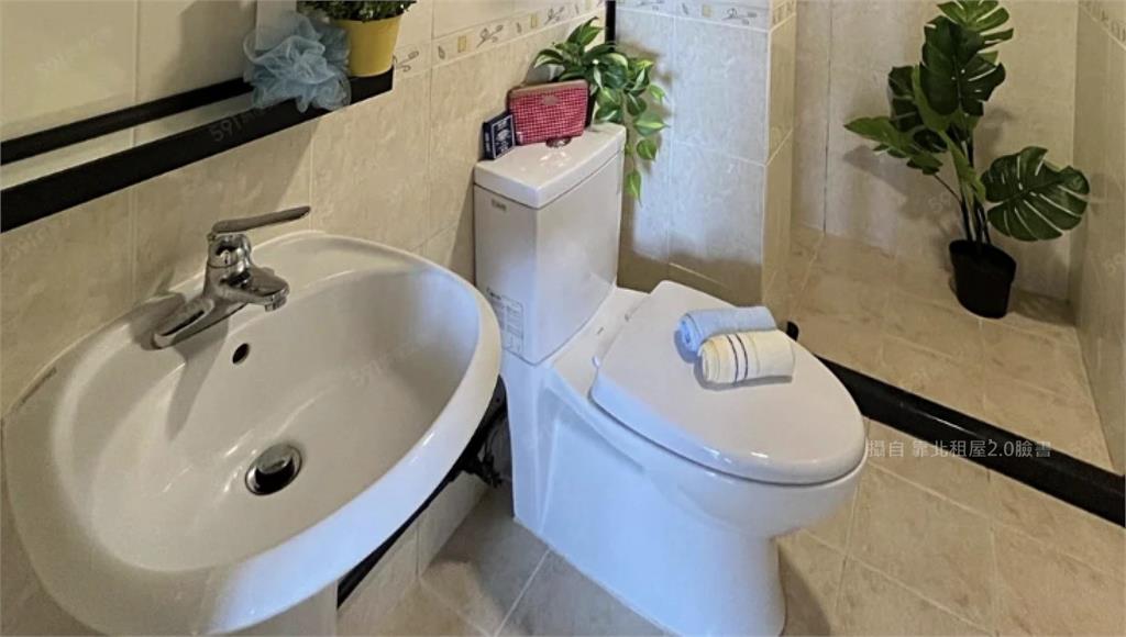 網友抱怨租到廁所沒有排水孔的房子。圖／翻攝自FB@靠北租屋2.0