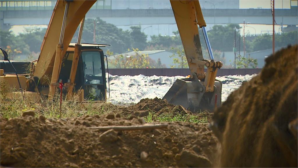 開發商在台中市13期重劃區開挖土地，挖出埋藏千年的聚落遺址。圖：台視新聞