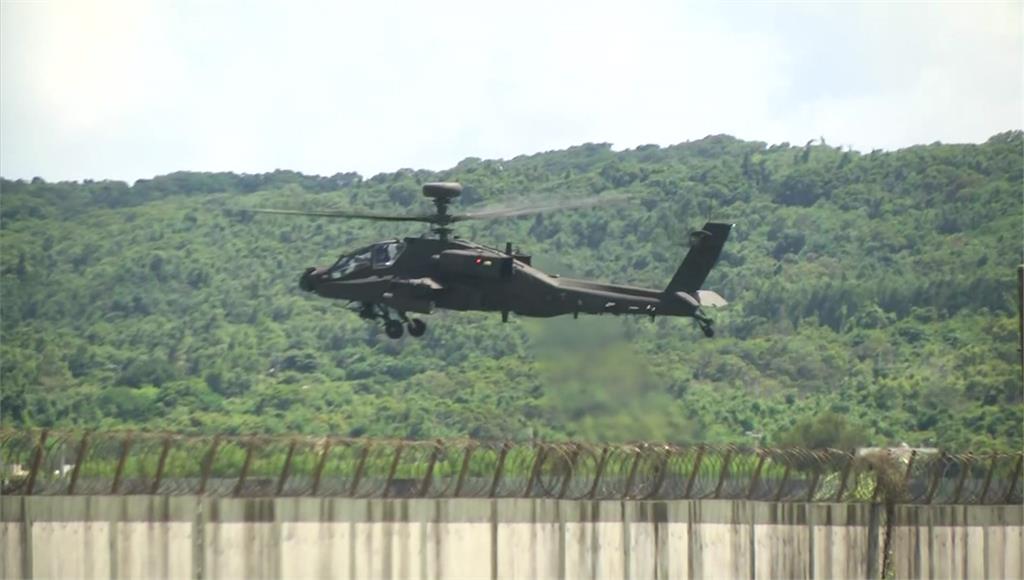 民眾直擊恆春機場內進駐阿帕契直升機。圖／台視新聞