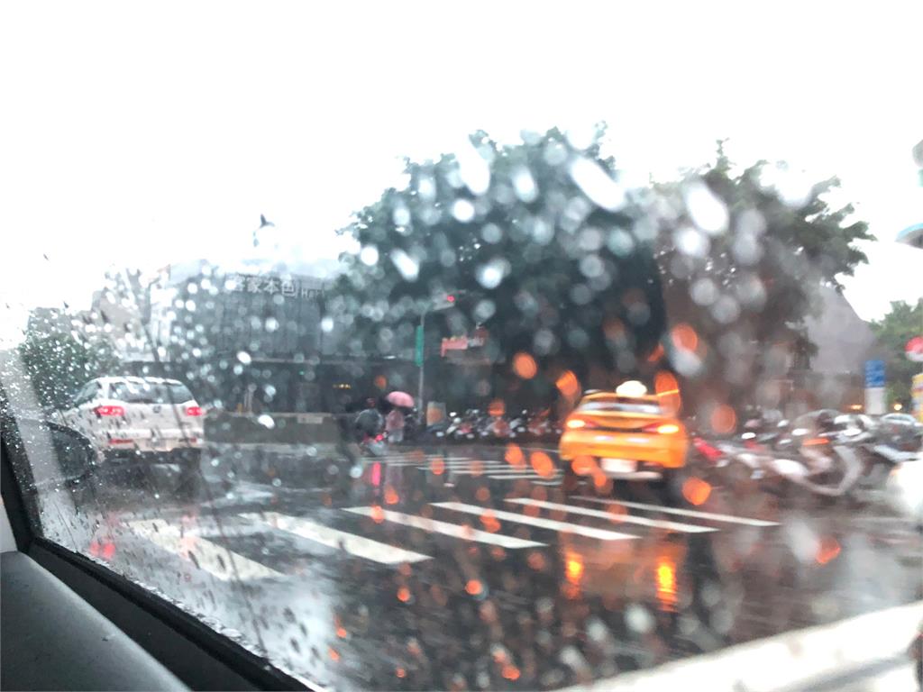 受到鳳凰颱風影響，4縣市發布大雨特報，且雨勢越晚越明顯。圖：胡立夫