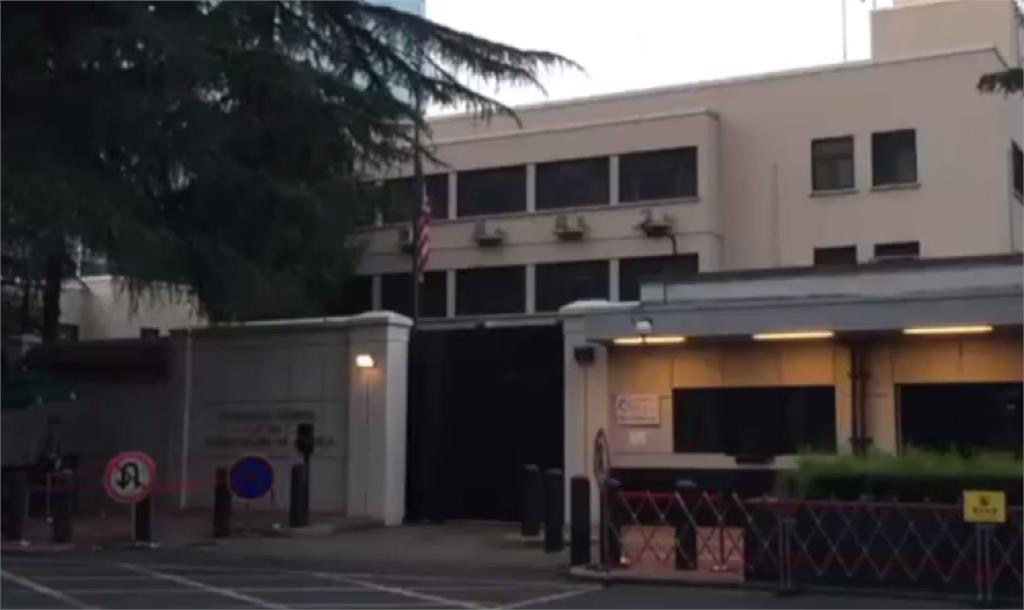 美國駐成都總領事館今（27日）將美國國旗降下，最後一批人員也同時撤出，宣告領事館正式關閉。圖：翻攝自CGTN