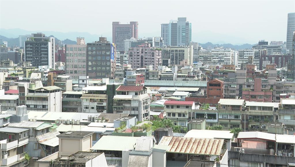 國外社群帳號PO出台北市信義區的衛星圖像，其中滿滿的鐵皮屋頂引發熱議。圖／台視新聞（非當事圖）