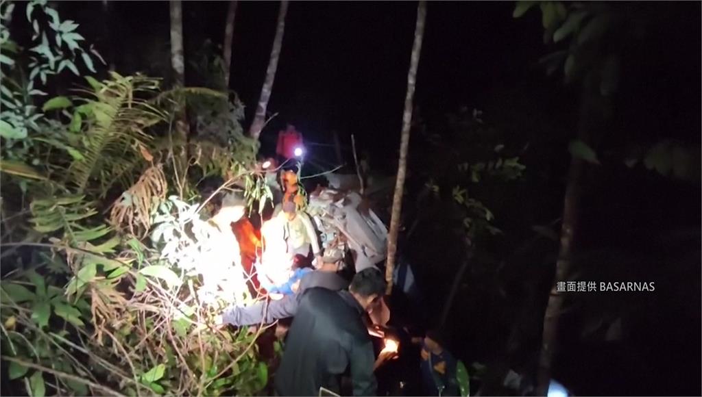 起飛5分鐘就失聯 印尼直升機墜密林釀8死