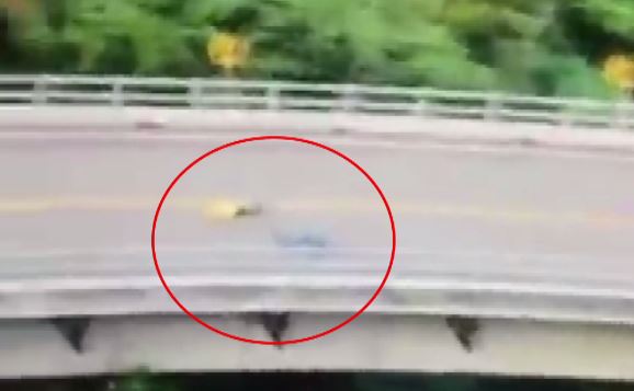 空拍機拍下吳宗憲摔車畫面。圖：翻攝自吳宗憲臉書