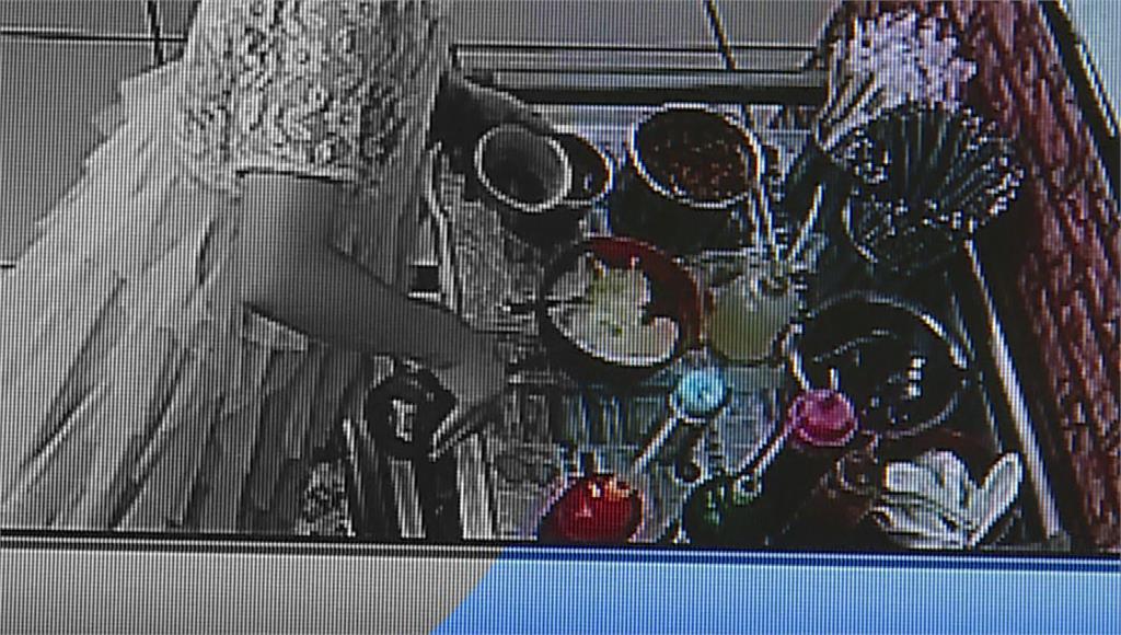 監視器拍攝到女童在蒜蓉醬中加入其他調味料。圖：台視新聞