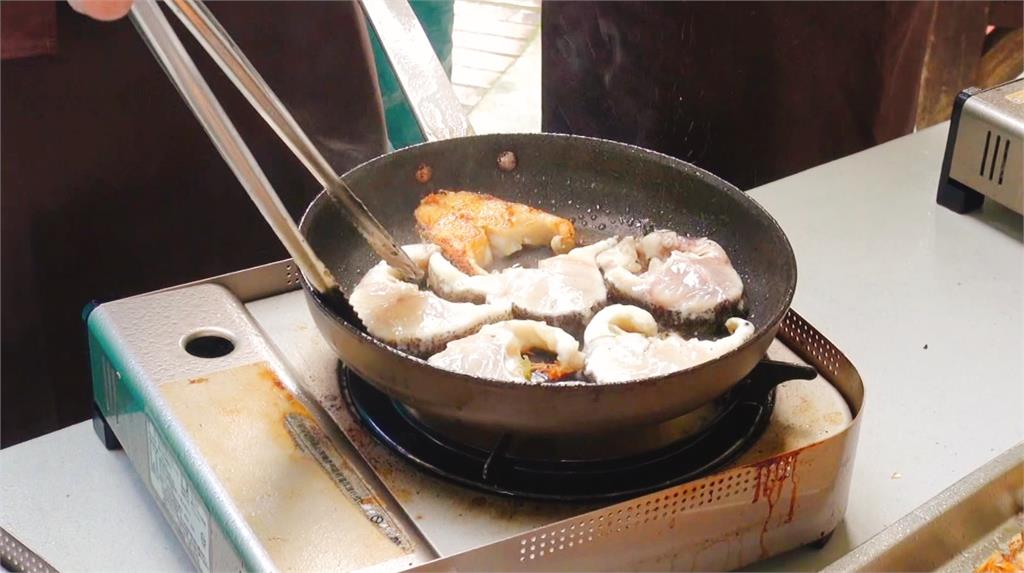 課堂上，魚肉在鍋子裡煎得滋滋作響。圖／台視新聞