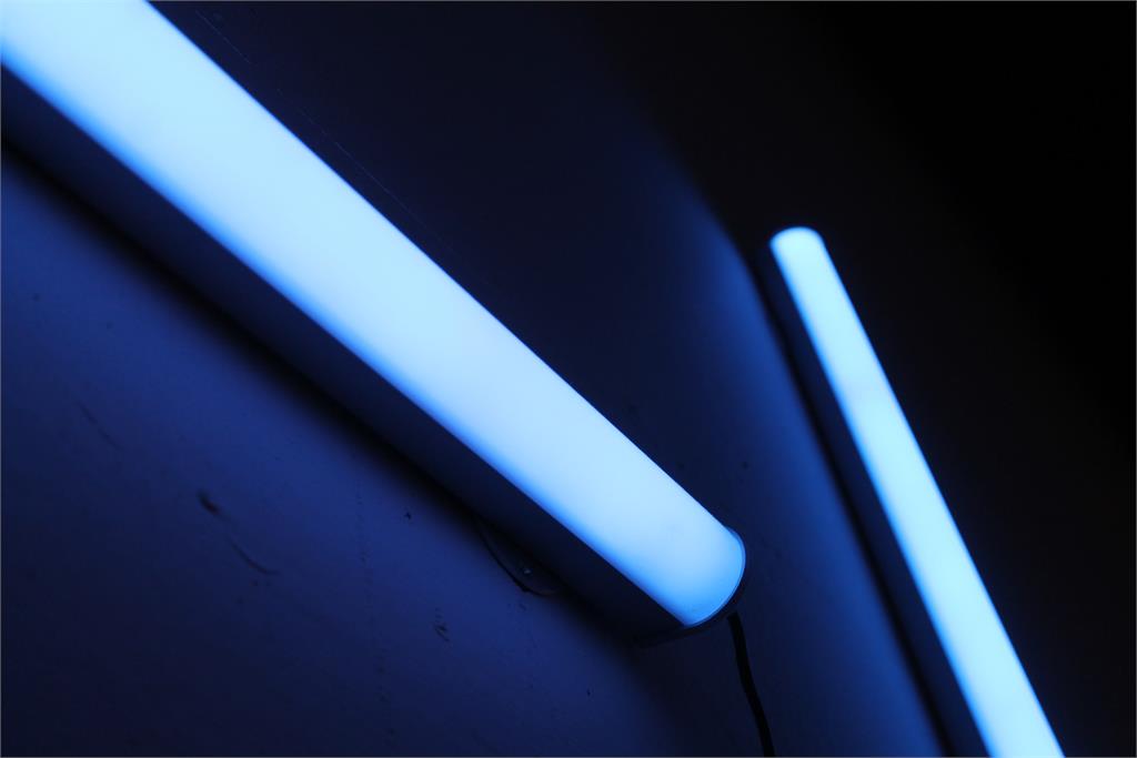 紫外線燈可在短短幾分鐘內消滅細菌跟病毒，但過度照射對人體有害。圖：翻攝Unsplash