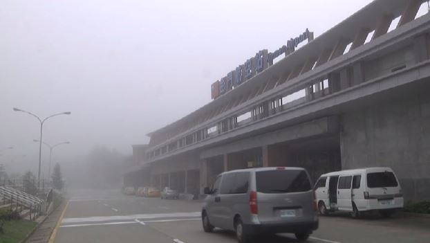 今（26）日上午，金門機場遇到今年首場大霧。圖：台視新聞