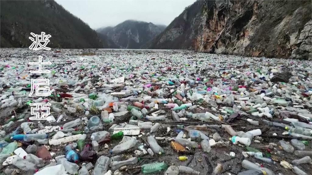 波士尼亞驚現「漂浮垃圾場」。圖／路透社
