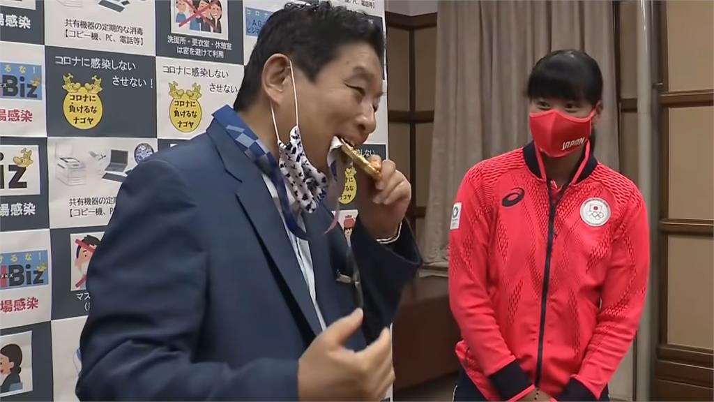 日本名古屋市長河村隆之曾脫口罩咬女選手的金牌，引發軒然大波。圖／翻攝自YouTube