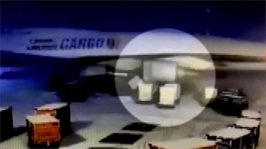 華航747貨機失控撞上地面裝備。圖／台視新聞