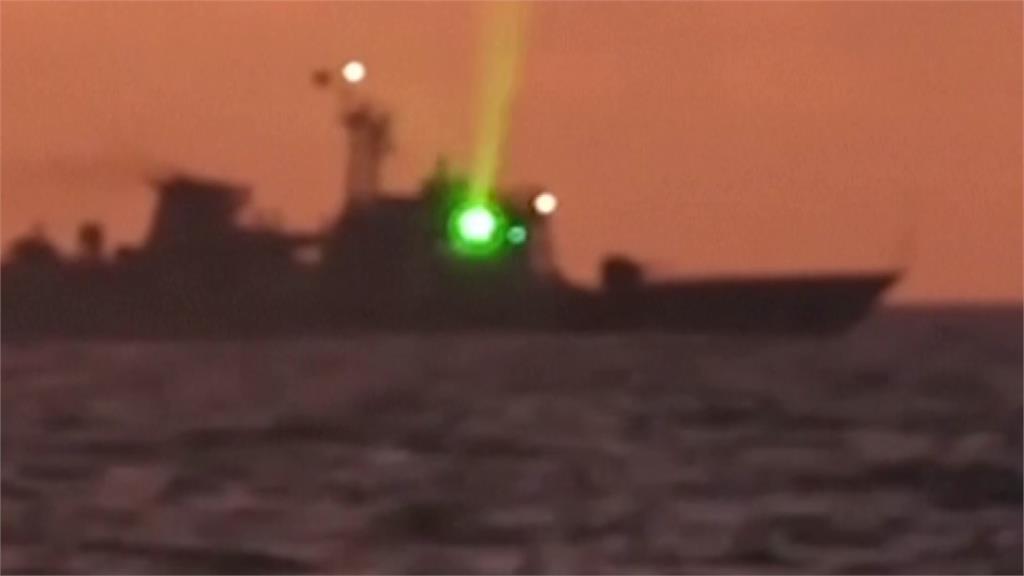 菲律賓海防部隊控訴，中國海警船惡意對菲國海防人員發射軍用級雷射。圖／美聯社