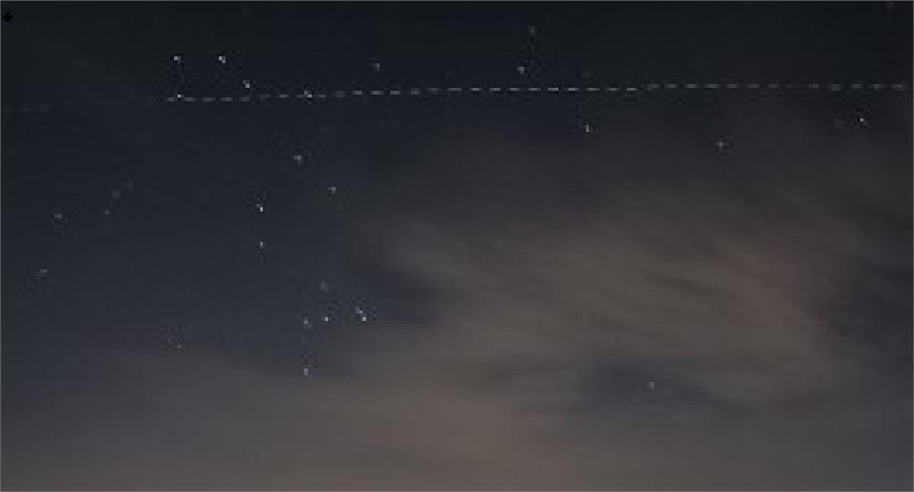 天和號核心艙（軌跡為虛線）過境台灣上空時的間歇攝影畫面。圖／台北天文館提供
