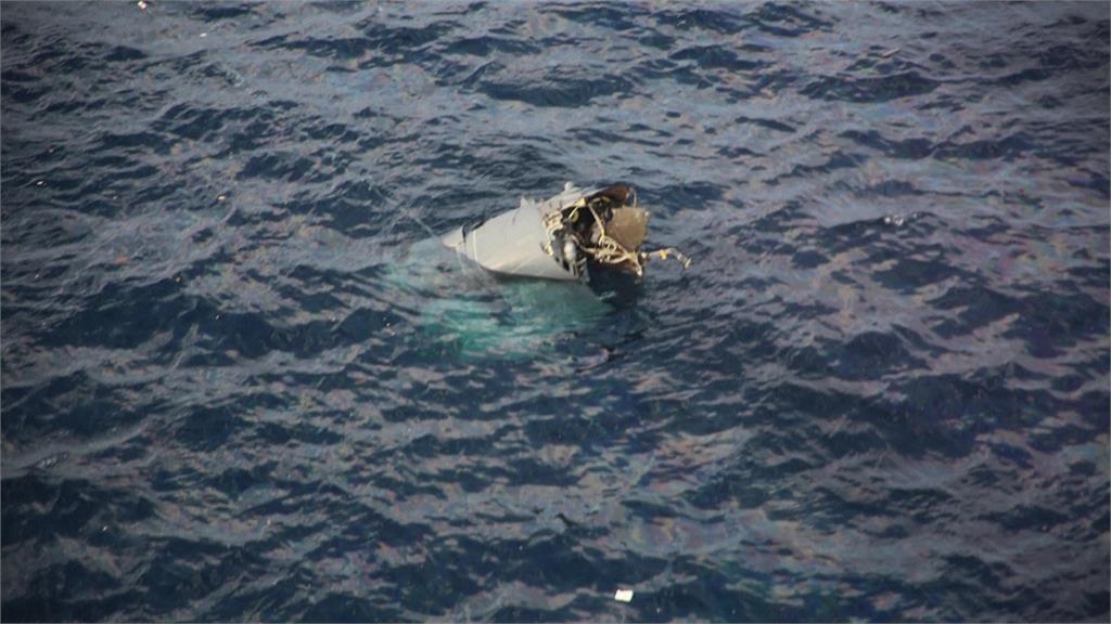 墜海的魚鷹機殘骸。圖／路透社