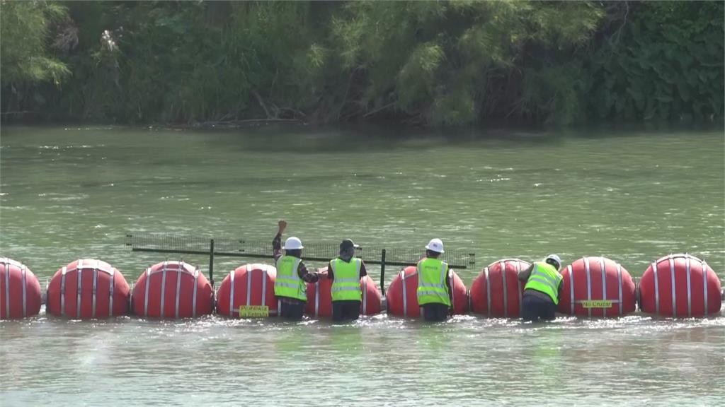 德州在美墨邊界一條河面架設大型浮球，防止非法移民偷渡。圖／路透社