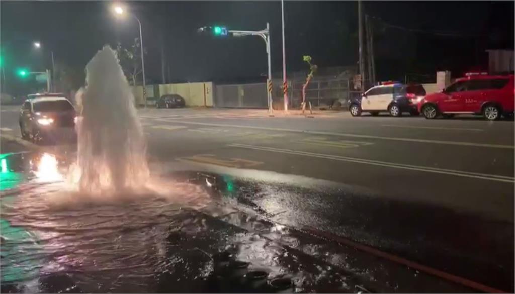 疑疲勞駕駛撞斷消防栓 大量水花如湧泉